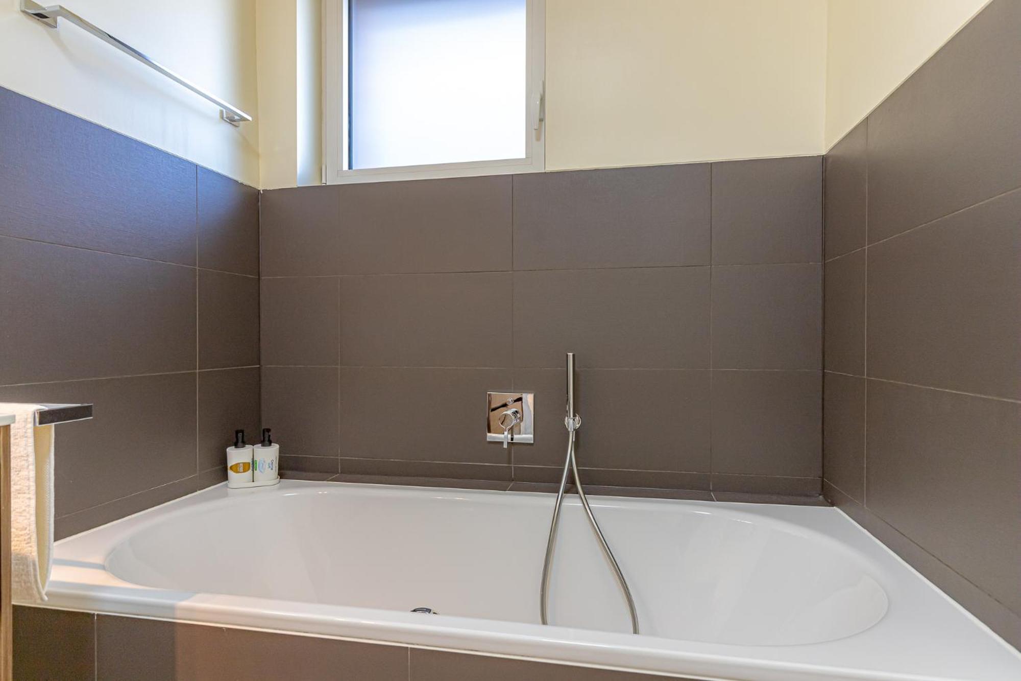 Imperial Of Lugano 3 With A Lake View Behind The Station And 10 Min From The Lake Of Lugano Zewnętrze zdjęcie